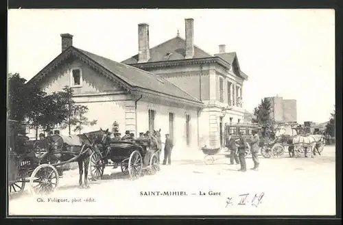 AK Saint-Mihiel, La Gare, Pferdekutschen am Bahnhof