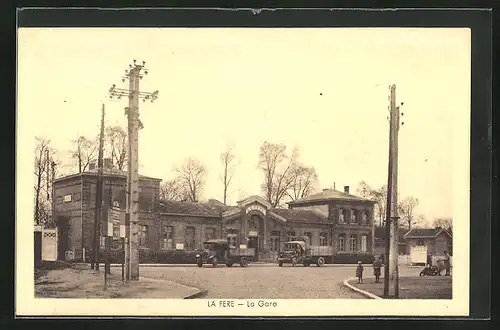 AK La Fere, la Gare, Lastwagen vor dem Bahnhof