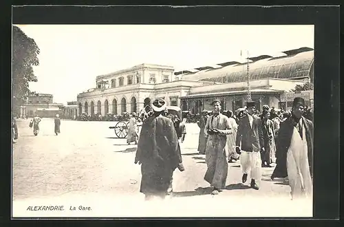 AK Alexandrie, Passanten vor dem Bahnhof