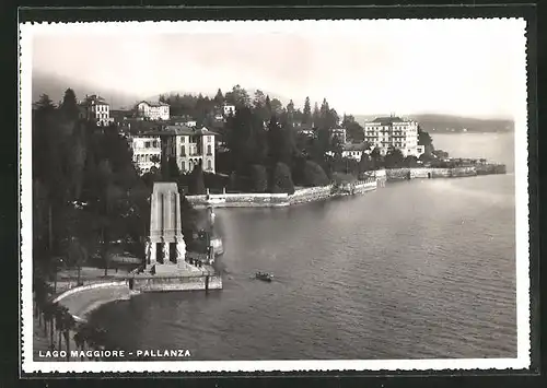 AK Lago Maggiore, Pallanza, Blick auf das Steinmonument am Ufer