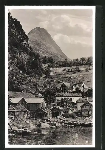 AK Geiranger, die Siedlung am Ufer, Blick zum Berg hinauf