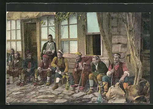 AK Türkei, Männer sitzen mit Wasserpfeifen vor einem Haus