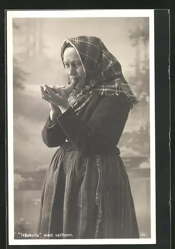 AK schwedische Volkstracht, alte Frau mit Kopftuch und Horn im Mund