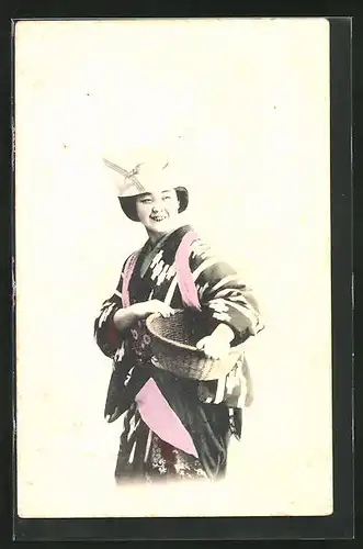 AK Japan, Geisha, im Kostüm mit einem Korb im Arm