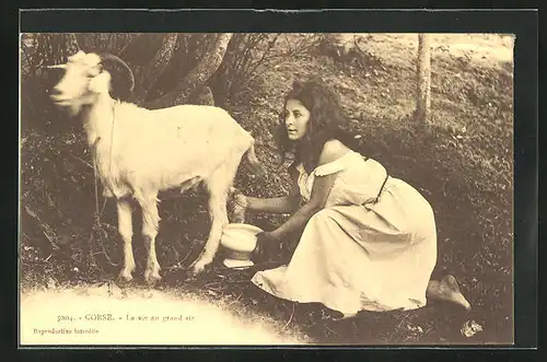 AK Korsika / Corse, junge Frau melkt eine Ziege, La Vie au grand air