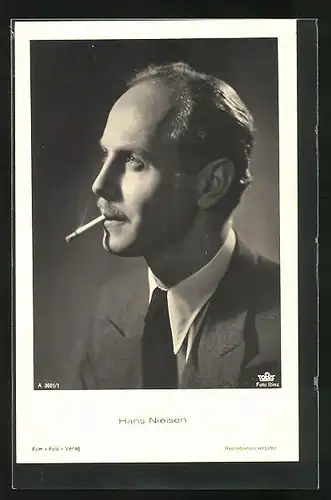AK Schauspieler Hans Nielsen Seitenportrait mit Zigarette