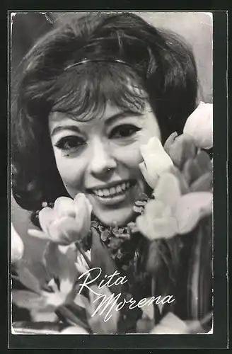 AK Schauspieler Rita Morena lächelnd in die Kamera mit Blumenstrauss
