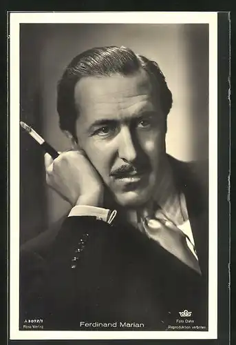 AK Schauspieler Ferdinand Marian nachdenklich blickend mit Zigarette
