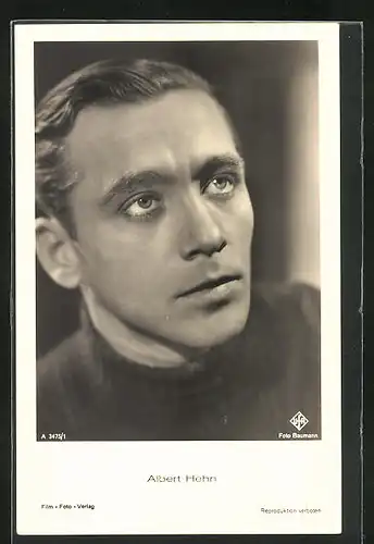 AK Schauspieler Albert Hehn mit verblüffendem Blick von der Kamera abwendend