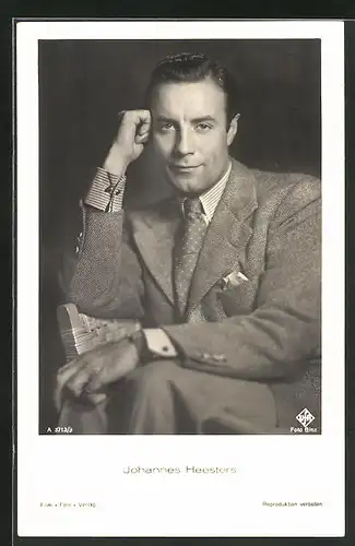 AK Schauspieler Joannes Heesters sitzend auf einem Stuhl