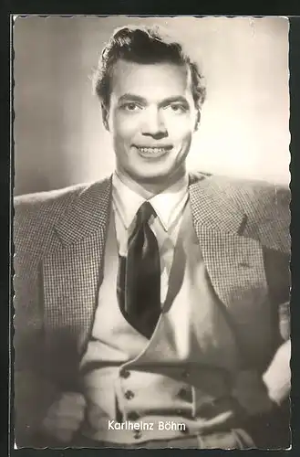 AK Schauspieler Karlheinz Böhm lächelnd mit imposanter Pose