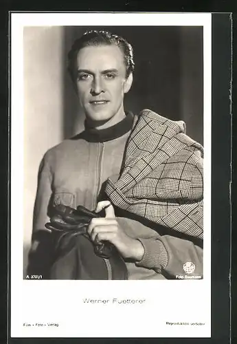 AK Schauspieler Werner Fuetterer mit Mantel über der Schulter
