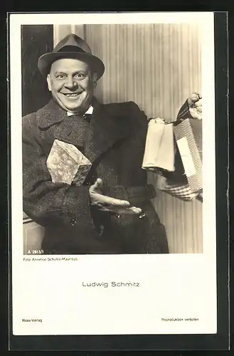 AK Schauspieler Ludwig Schmitz lachend mit Geschenktüten in der Hand
