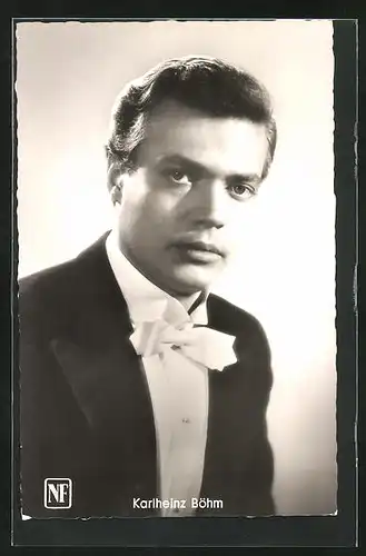 AK Schauspieler Karlheinz Böhm mit ernstem Gesichtsausdruck im Anzug mit Fliege