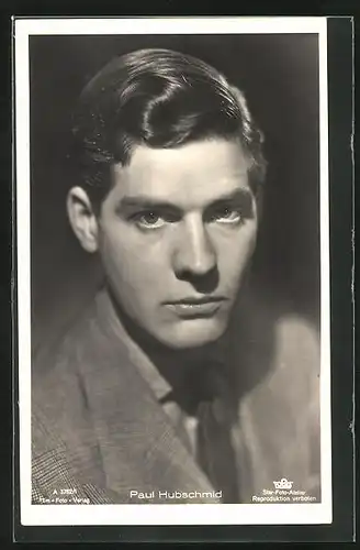 AK Schauspieler Paul Hubschmid mit ernstem Gesichtsausdruck in die Kamera