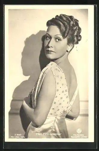 AK Schauspieler Heli Finkenzeller mit Hochsteckfriseur in elegantem Kleid