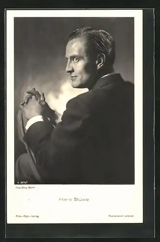 AK Schauspieler Hans Stüwe auf dem Stuhl sitzend, zur Seite schauend