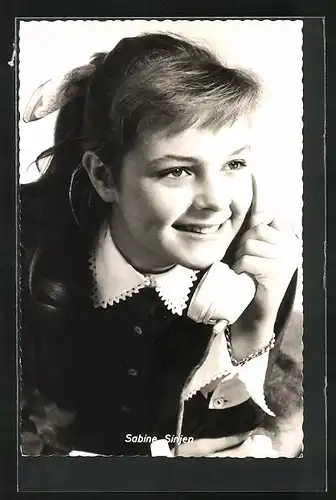 AK Schauspieler Sabine Sinjen am telefonieren