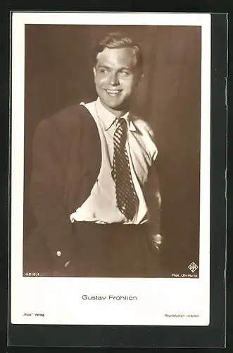 AK Schauspieler Gustav Fröhlich lächelnd mit Händen in den Hosentaschen