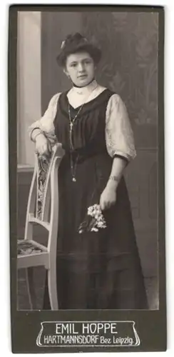 Fotografie Emil Hoppe, Hartmannsdorf, Portrait dunkelhaarige junge Frau mit Blumen in der Hand