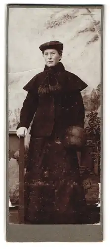 Fotografie unbekannter Fotograf und Ort, Portrait einer elegant gekleideten Dame im Mantel mit Muff