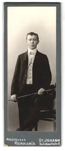 Fotografie Atelier Germania, St. Johann, Sulzbachstr. 9, Portrait junger Mann mit Spazierstock im Anzug