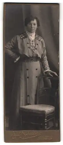 Fotografie Emil Schröter, Jüterbog, Portrait einer elegant gekleideten Dame mit Zierknöpfen am Kleid