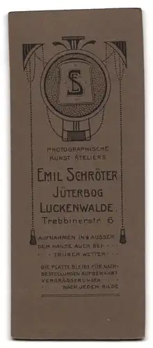 Fotografie Emil Schröter, Jüterbog, Portrait einer elegant gekleideten Dame mit Zierknöpfen am Kleid