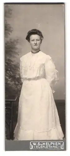 Fotografie W. Schelpien, Elsfleth a. W., Portrait elegant gekleidetes Fräulein im weissen Kleid mit Halsschmuck