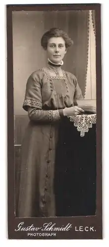 Fotografie Gustav Schmidt, Leck, Portrait brünettes charmantes Fräulein im bestickten Kleid