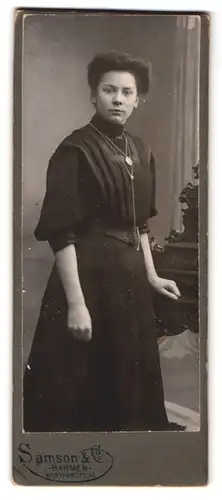 Fotografie Samson & Co., Barmen, Wertherstr. 13, Portrait dunkelhaarige junge Frau mit elegantem Halsschmuck