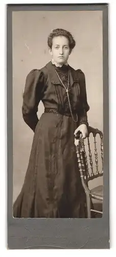 Fotografie F. Heymann, Falkenstein i. V., Portrait brünette junge Frau im bestickten Kleid