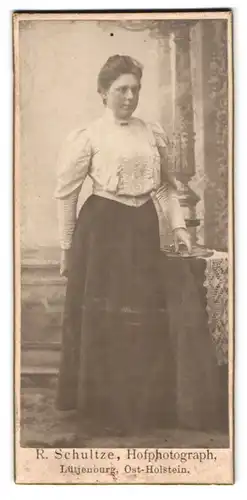 Fotografie R. Schultze, Lütjenburg, Portrait bildschöne junge Frau in Bluse und Rock