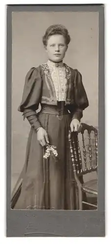 Fotografie F. Heymann, Falkenstein i. V., Portrait charmant lächelndes Fräulein mit Blume in der Hand