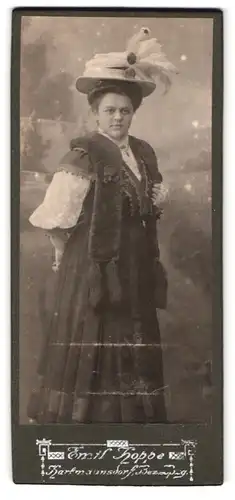 Fotografie Emil Hoppe, Hartmannsdorf, Portrait einer elegant gekleideten Dame mit Federhut