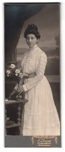 Fotografie C. Jessen, Delmenhorst, Louisenstrasse, Portrait dunkelhaarige Schönheit im prachtvollen weissen Kleid