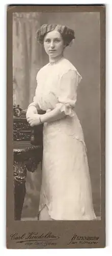 Fotografie Carl Koudelka, Altenburg, Portrait bildschönes Fräulein im prachtvoll gerüschten Kleid