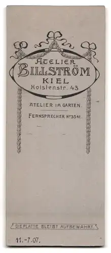 Fotografie Atelier Billström, Kiel, Holstenstrasse 43, Portrait hübsche junge Frau mit Halskette und Stickerei am Kleid