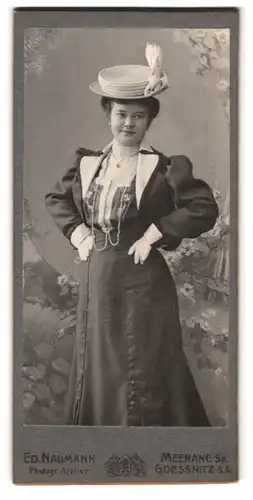 Fotografie Ed. Naumann, Meerane i. Sa., Augustusstr. 33, Portrait hübsche Dame mit Hut und Handschuhen im Kleid