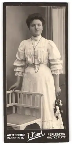 Fotografie E. Ebert, Wittenberge, Bahnstr. 21, Portrait dunkelhaarige junge Dame im prachtvoll gerüschten Kleid