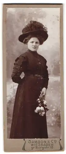 Fotografie Samson & Co., Wiesbaden, Gr. Burgstr. 10, Portrait bildschönes Fräulein mit Hut und Blumen in der Hand