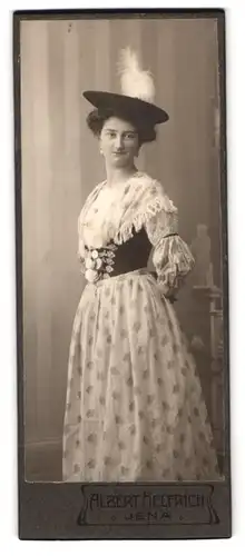 Fotografie Albert Helfrich, Jena, Portrait einer elegant gekleideten Frau mit Hut im Trachtenkleid