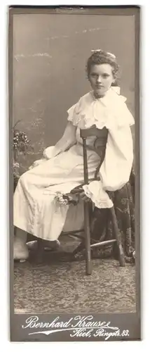Fotografie Bernhard Krause, Kiel, Ringstr. 83, Portrait bildschönes Fräulein mit Haarschleife im gerüschten Kleid