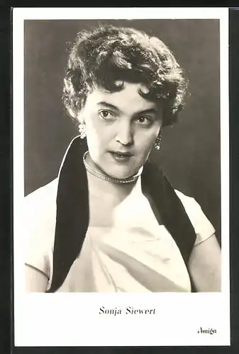AK Schauspielerin Sonja Siewert mit elegantem Ohr- und Halsschmuck