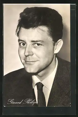 AK Schauspieler Gérard Philipe mit charmantem Lächeln