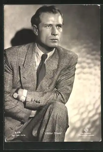 AK Schauspieler Viktor Staal im eleganten Anzug
