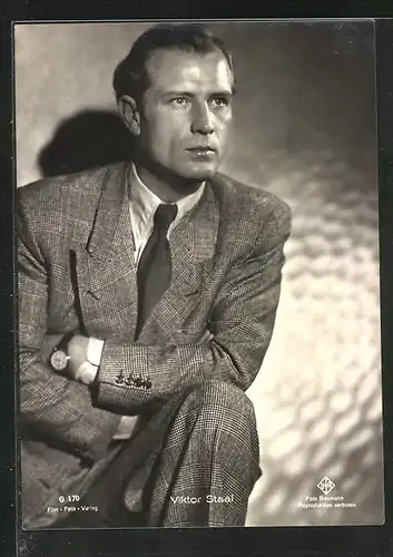AK Schauspieler Viktor Staal im karierten Anzug