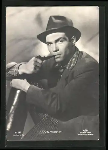 AK Schauspieler Fritz Wagner mit Pfeife