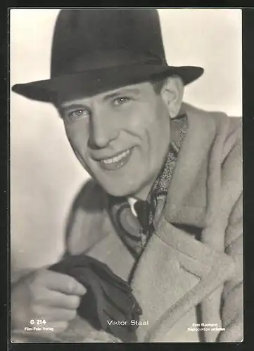AK Schauspieler Viktor Staal charmant mit Hut im Mantel