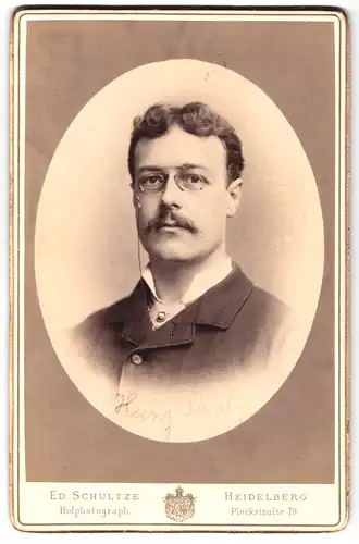 Fotografie Ed. Schultze, Heidelberg, Plöckstr. 79, Portrait Heinz im Anzug mit Zwickerbrille und Moustache